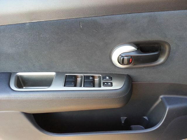 Nissan Versa 2010 photo 1