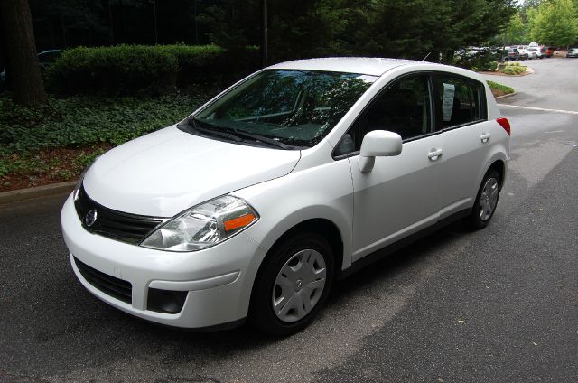 Nissan Versa 2010 photo 1