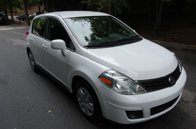 Nissan Versa 2010 photo 2