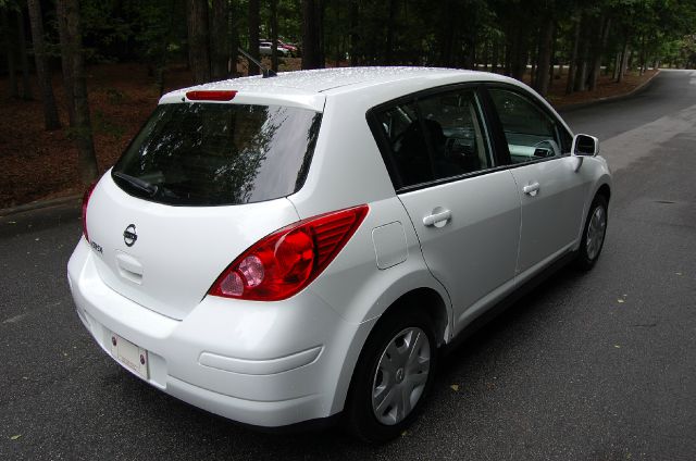 Nissan Versa 2010 photo 3