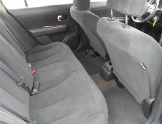 Nissan Versa 2010 photo 1