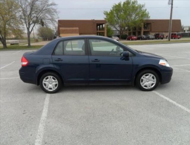 Nissan Versa 2010 photo 2