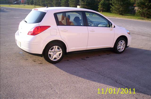 Nissan Versa 2010 photo 2