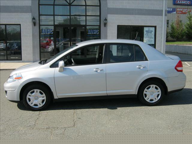 Nissan Versa 2010 photo 1