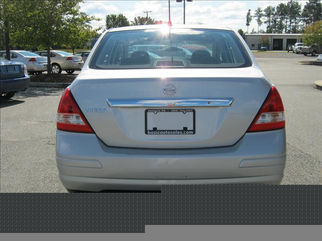 Nissan Versa 2010 photo 2