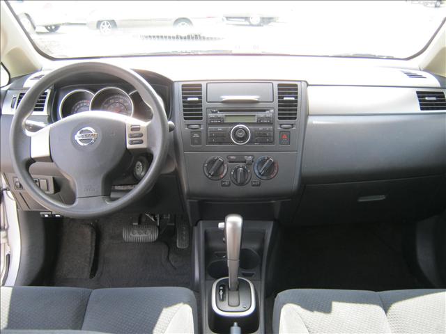 Nissan Versa 2010 photo 3