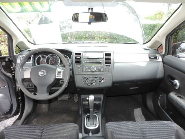 Nissan Versa 2010 photo 2