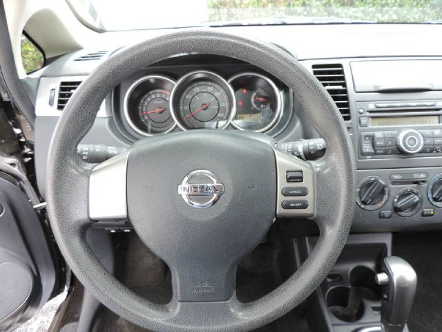 Nissan Versa 2010 photo 4