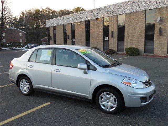 Nissan Versa 2010 photo 1