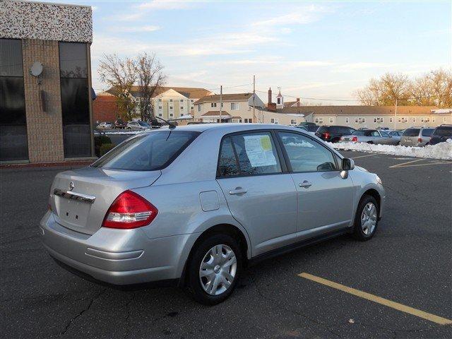 Nissan Versa 2010 photo 2