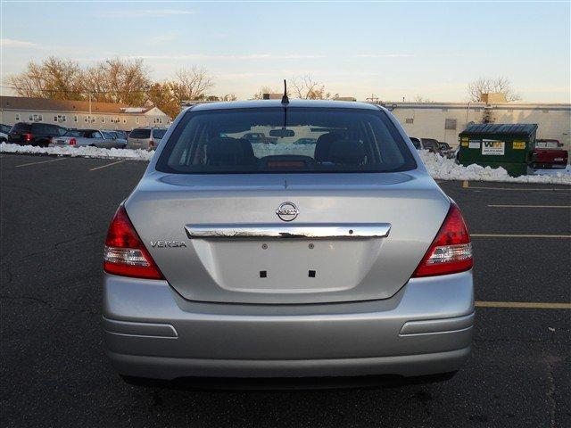 Nissan Versa 2010 photo 3