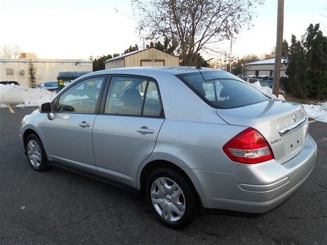 Nissan Versa 2010 photo 4