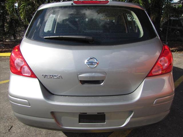 Nissan Versa 2010 photo 3