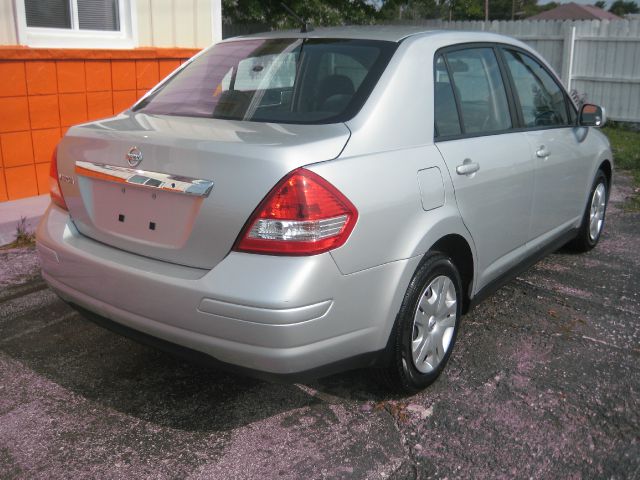 Nissan Versa 2010 photo 12