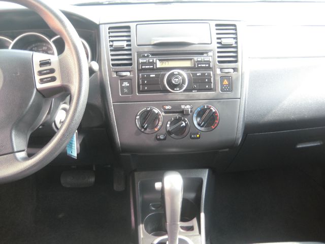 Nissan Versa 2010 photo 9