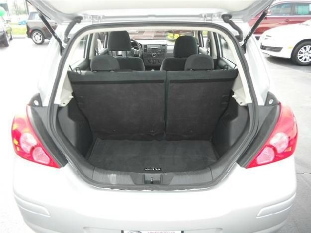 Nissan Versa 2010 photo 3