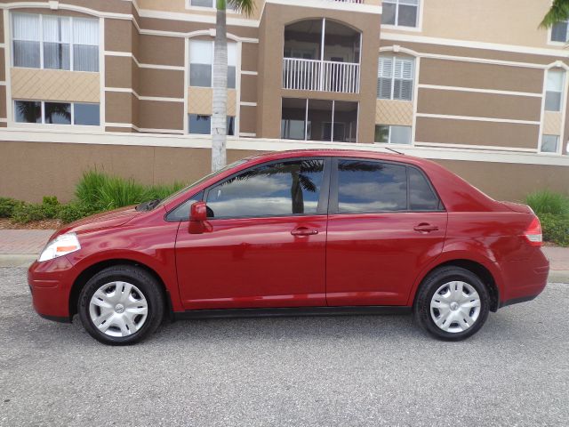 Nissan Versa 2010 photo 2