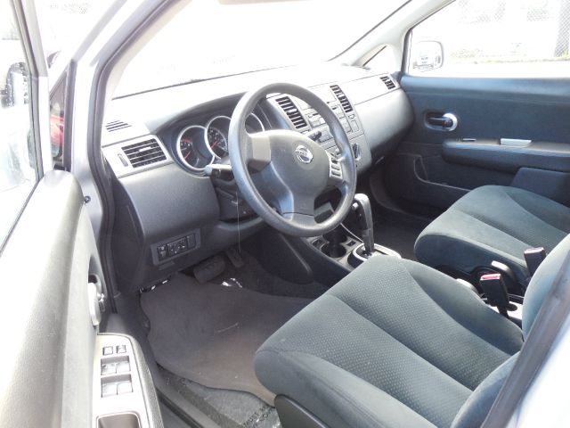 Nissan Versa Carrera C4S Hatchback