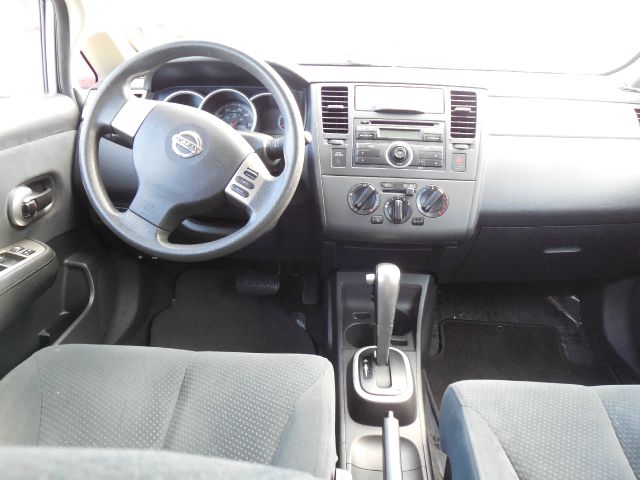 Nissan Versa 2010 photo 2