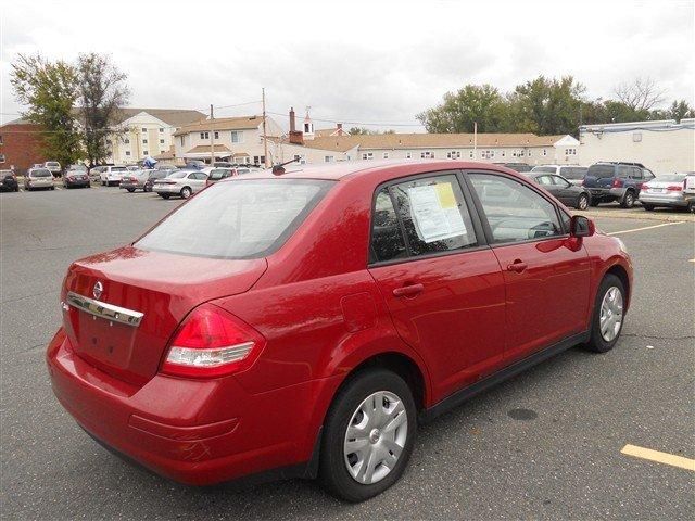 Nissan Versa 2010 photo 2