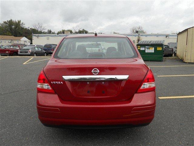 Nissan Versa 2010 photo 3