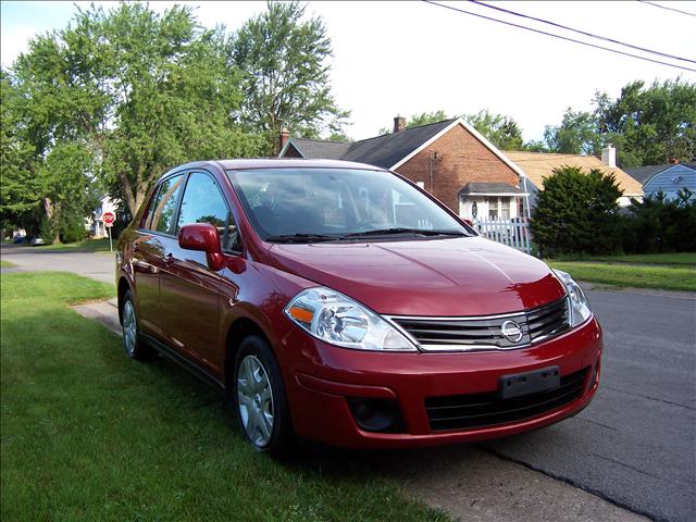 Nissan Versa 2010 photo 1