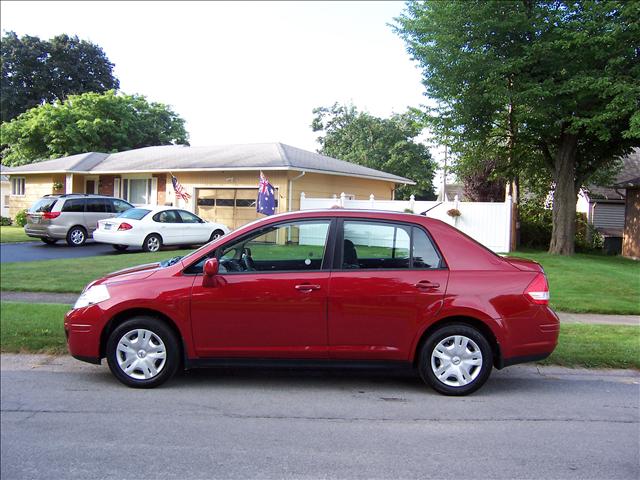 Nissan Versa 2010 photo 2