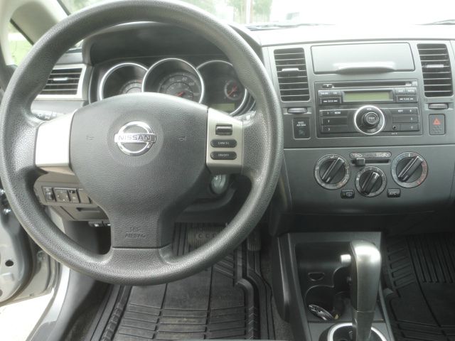 Nissan Versa 2010 photo 5