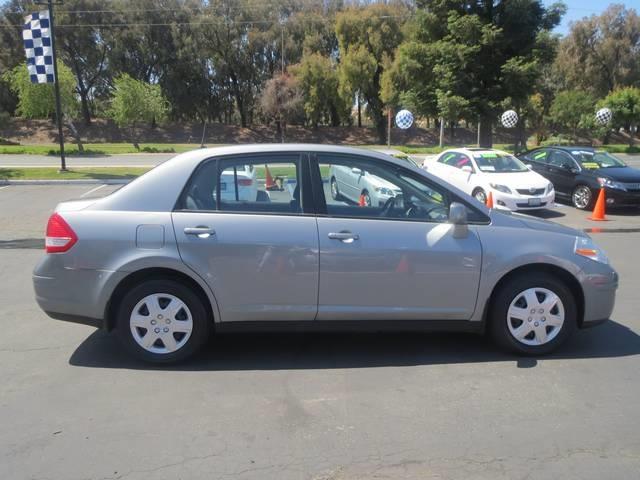 Nissan Versa 2010 photo 1