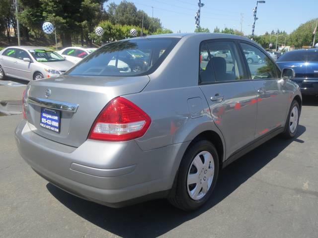 Nissan Versa 2010 photo 18