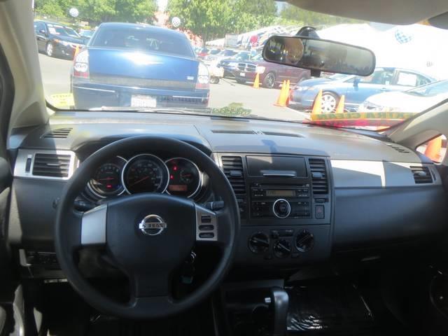 Nissan Versa 2010 photo 19