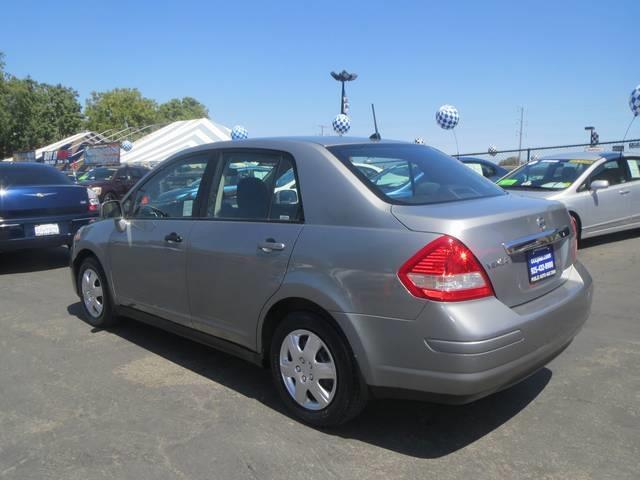 Nissan Versa 2010 photo 2