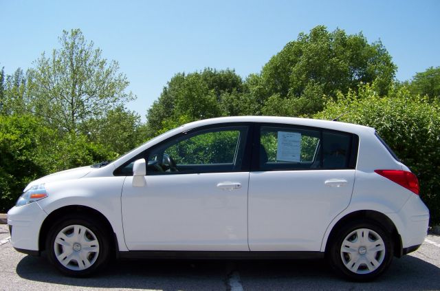 Nissan Versa Carrera C4S Hatchback