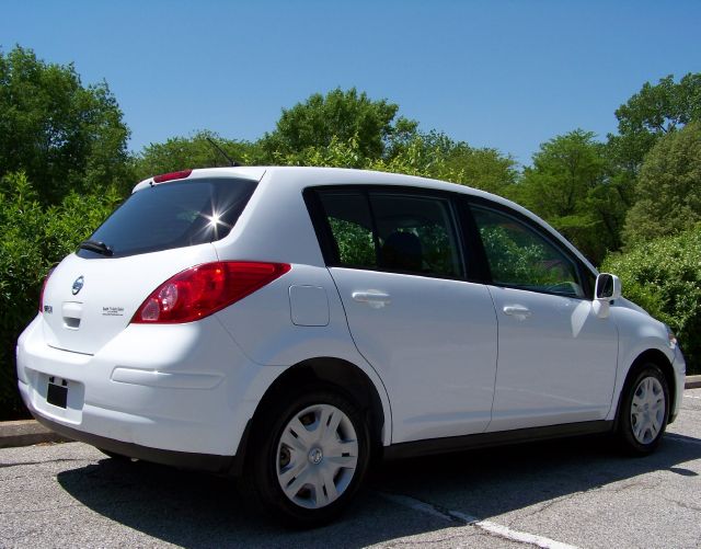 Nissan Versa 2010 photo 1