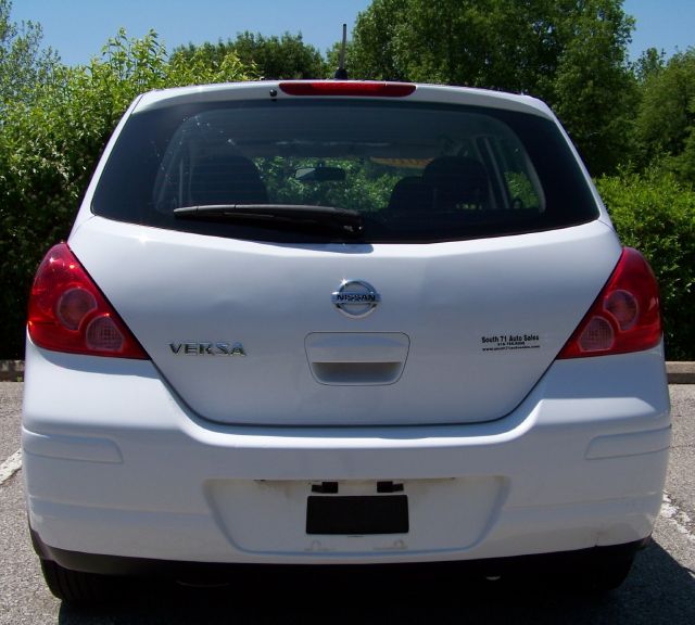 Nissan Versa 2010 photo 13