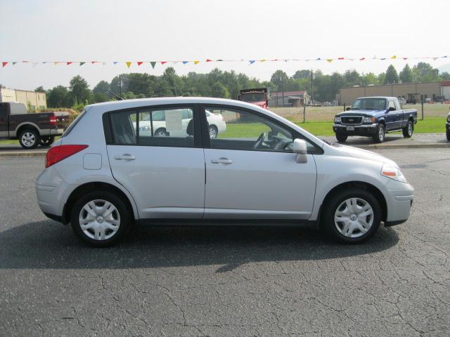 Nissan Versa 2010 photo 1