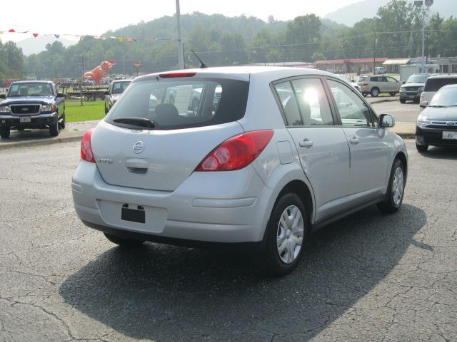 Nissan Versa 2010 photo 2