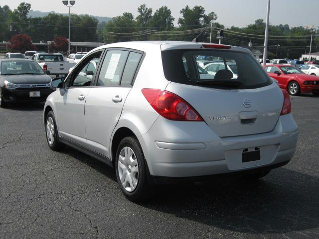 Nissan Versa 2010 photo 3