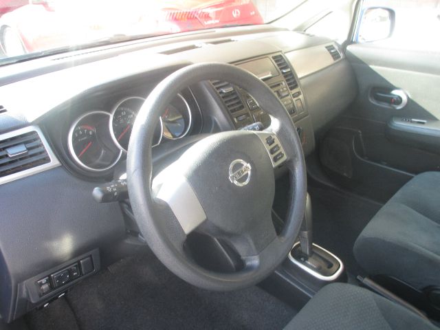 Nissan Versa Carrera C4S Hatchback