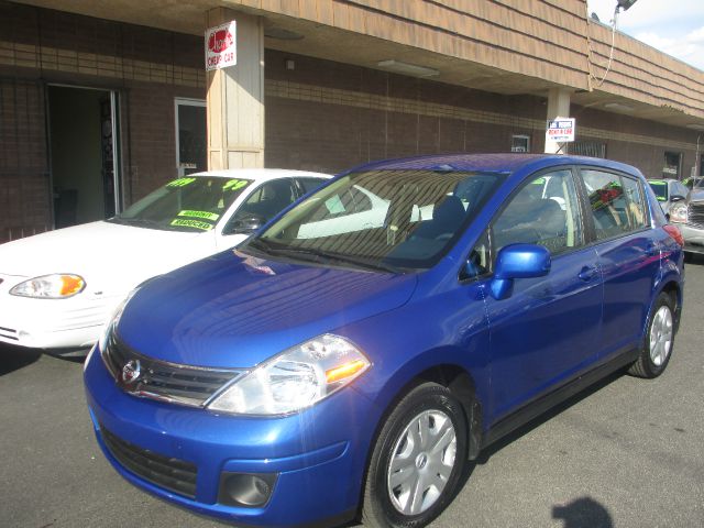 Nissan Versa 2011 photo 2