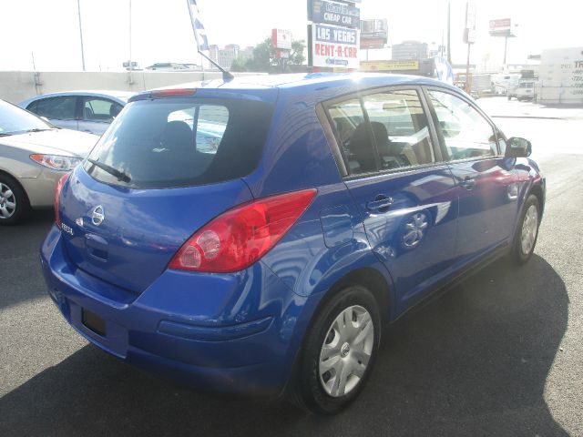 Nissan Versa 2011 photo 3