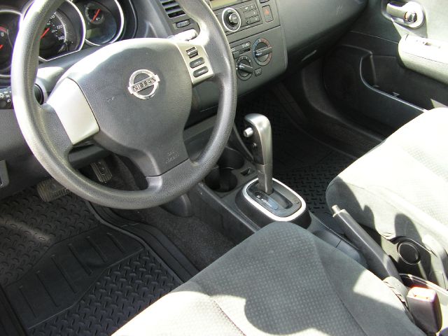 Nissan Versa 2011 photo 2