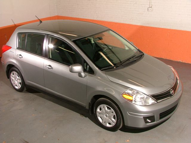 Nissan Versa Carrera C4S Hatchback