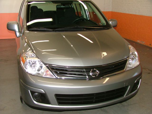 Nissan Versa 2011 photo 2