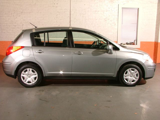 Nissan Versa 2011 photo 3