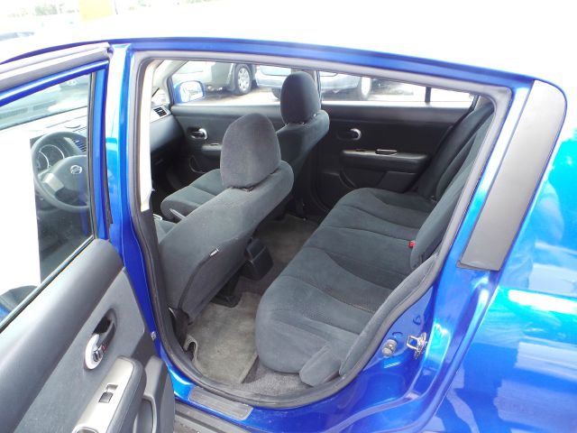 Nissan Versa 2011 photo 2