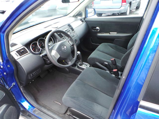 Nissan Versa 2011 photo 3