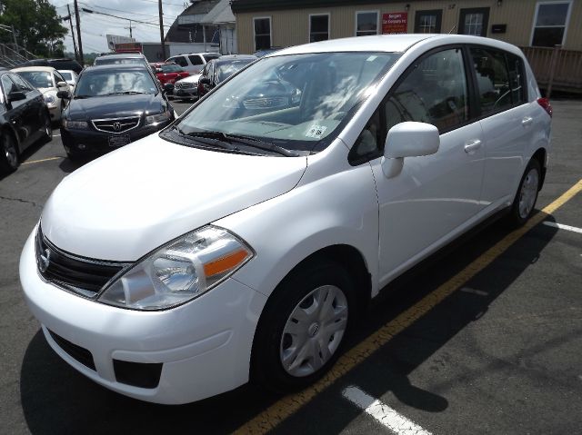 Nissan Versa 2011 photo 2