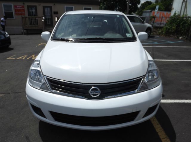 Nissan Versa 2011 photo 3