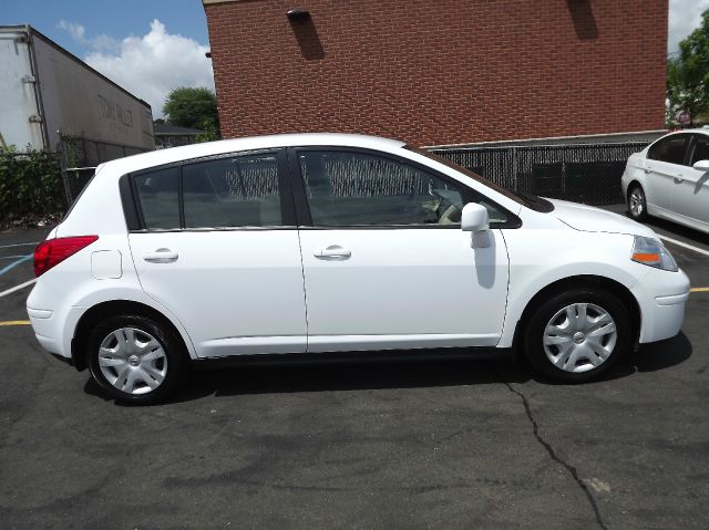 Nissan Versa 2011 photo 4